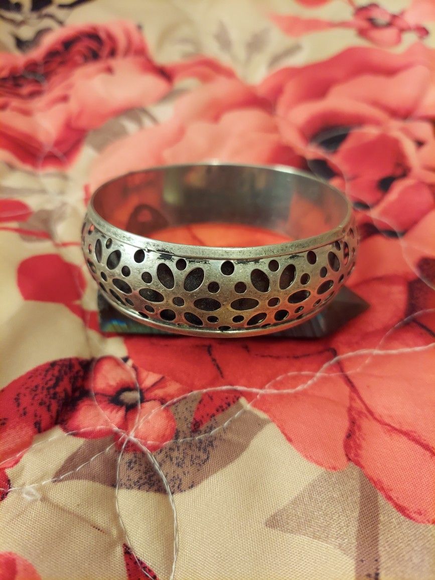 Vintage Flower Cutout Bangle Bracelet