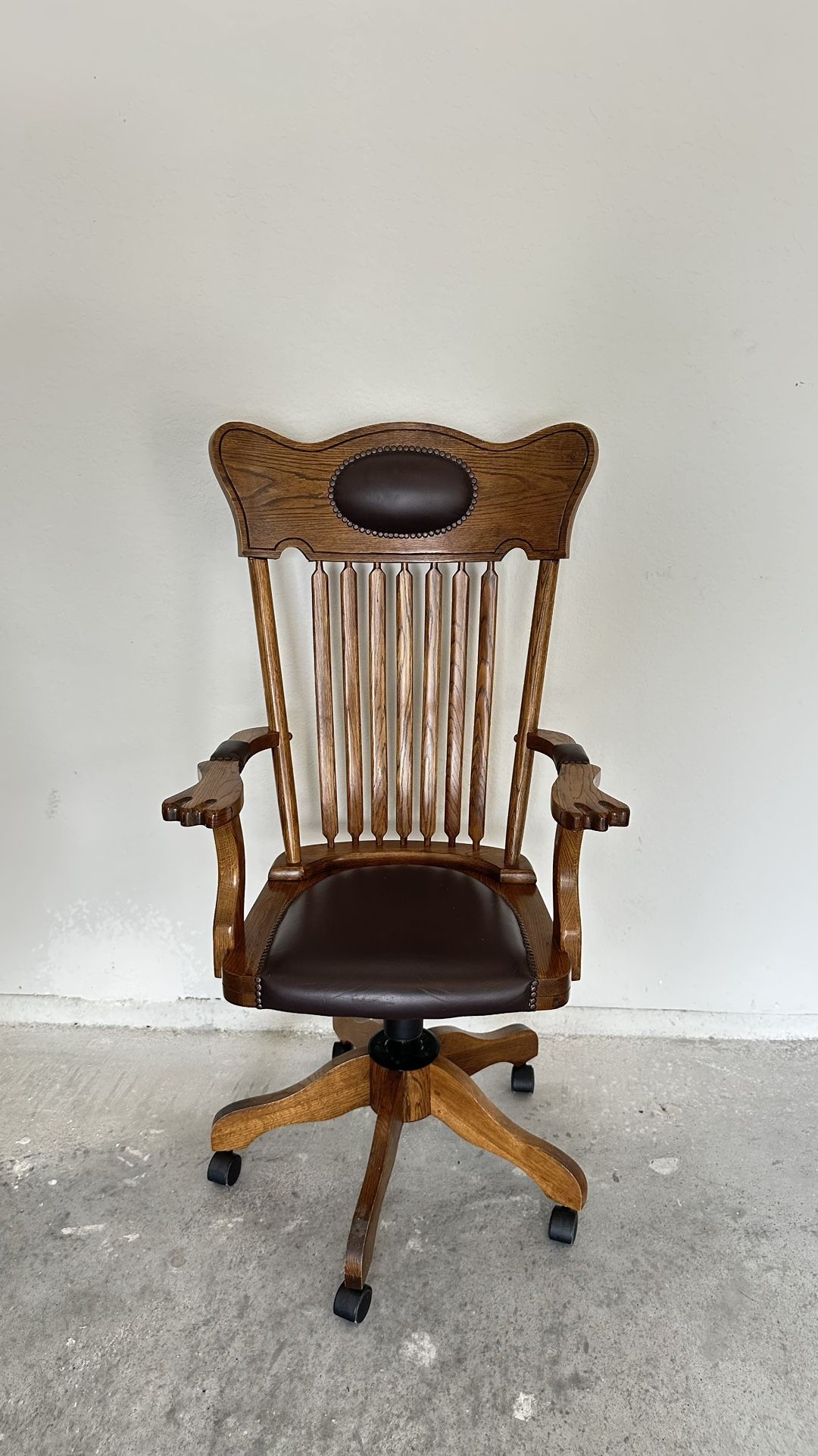 Classic Wooden Executive Office Chair - Vintage Style Swivel Chair