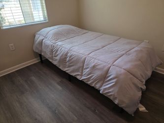 2 Twin beds (Mattress and comforter INCLUDED!!)