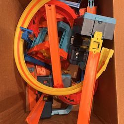 Hot wheels race track builders unlimited set 2 motorized Boosters And Batteries. Full Set