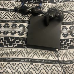 PS4 With Games/headphones/ 2 Controllers 