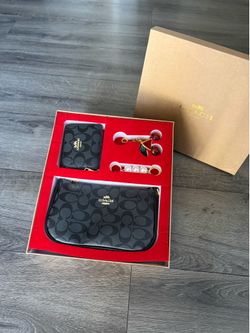 COACH BLACK SHOULDER BAG GIFT SET