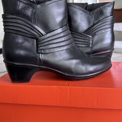 Clarks Bendables Black Leather Side Zip Ankle Boots Booties Low Block Heels 8 M