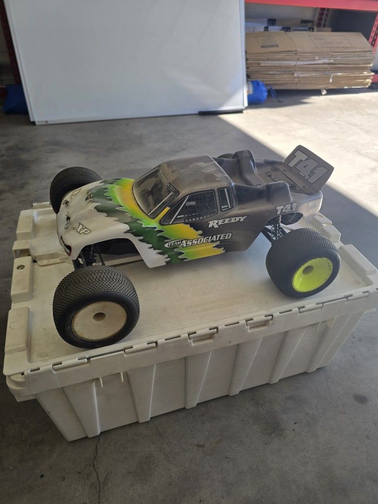 Team Associated T4.1 R.C. Car + LOTS OF EXTRAS!