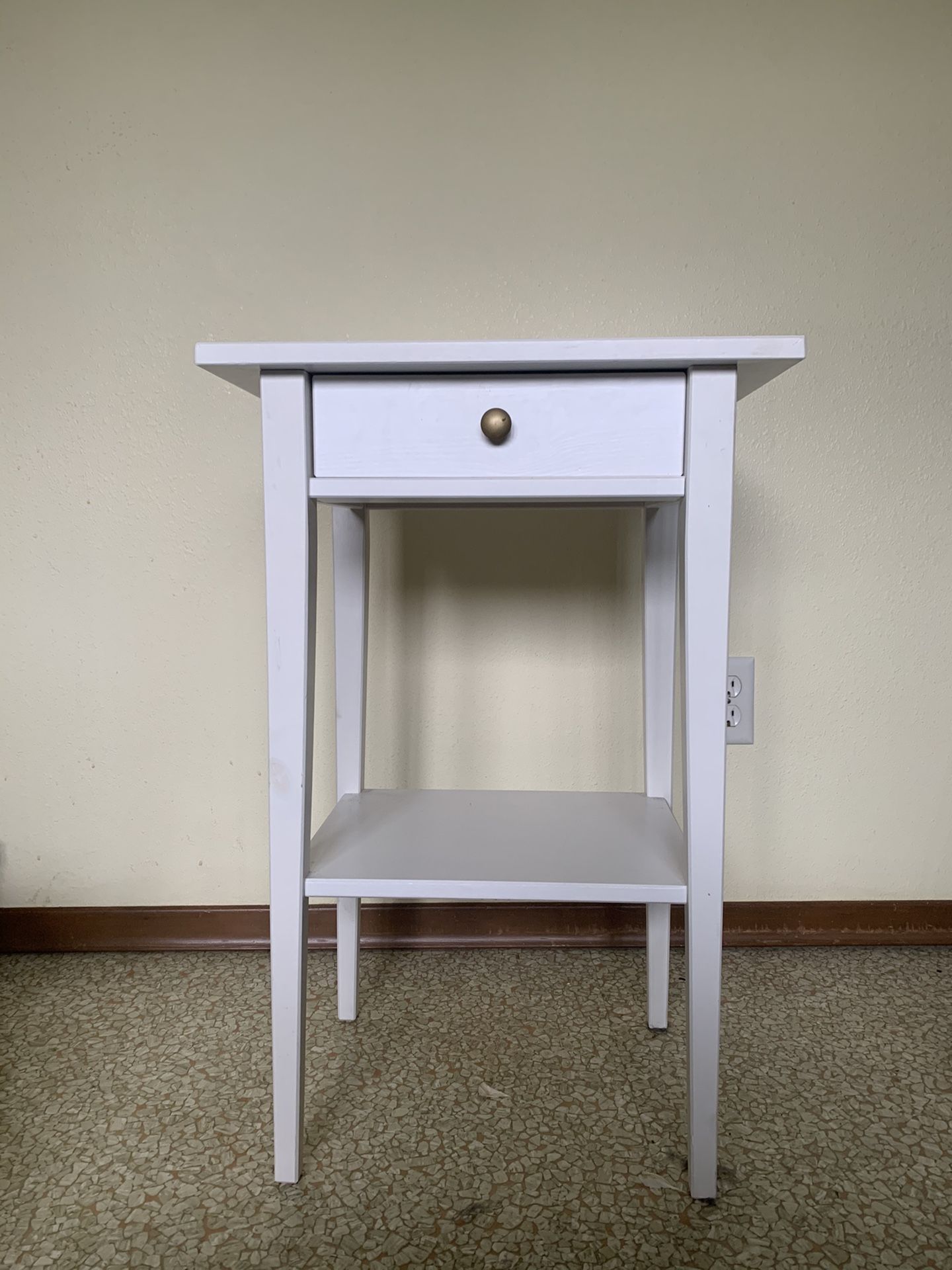 2 white nightstands