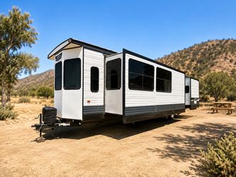 2022 lodge 42FT laundry hookups TRAILA