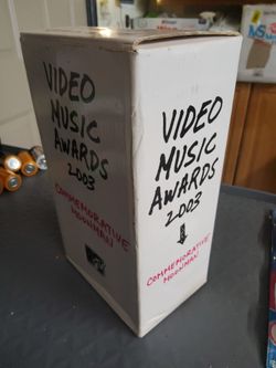 Rare authentic 2003 MTV VIDEO MUSIC AWARDS MOONMAN IN PACKAGE