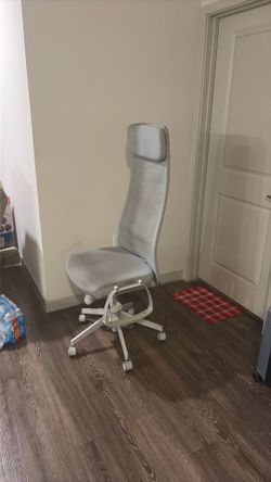 IKEA MARKUS ergonomic office chair in Vissle light gray.