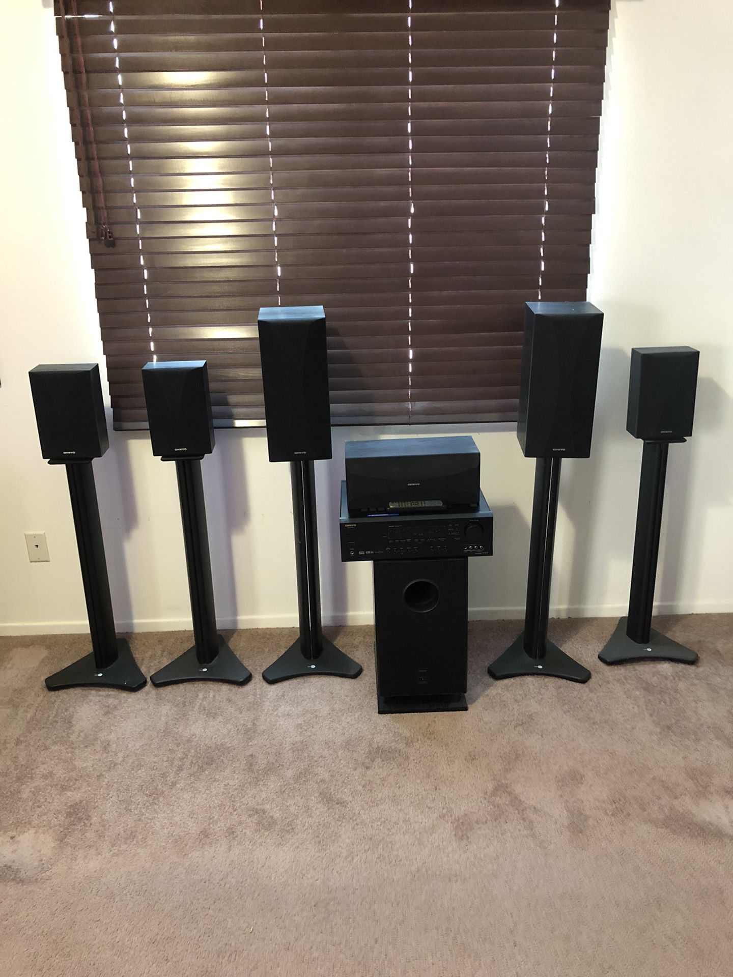 Onkyo 7.1 Channel HT-R510 HoAudio Theater Receiver and Speaker Package, Front/Center Speaker, 4 Surround Speakers, Subwoofer and Receiver. Excellen