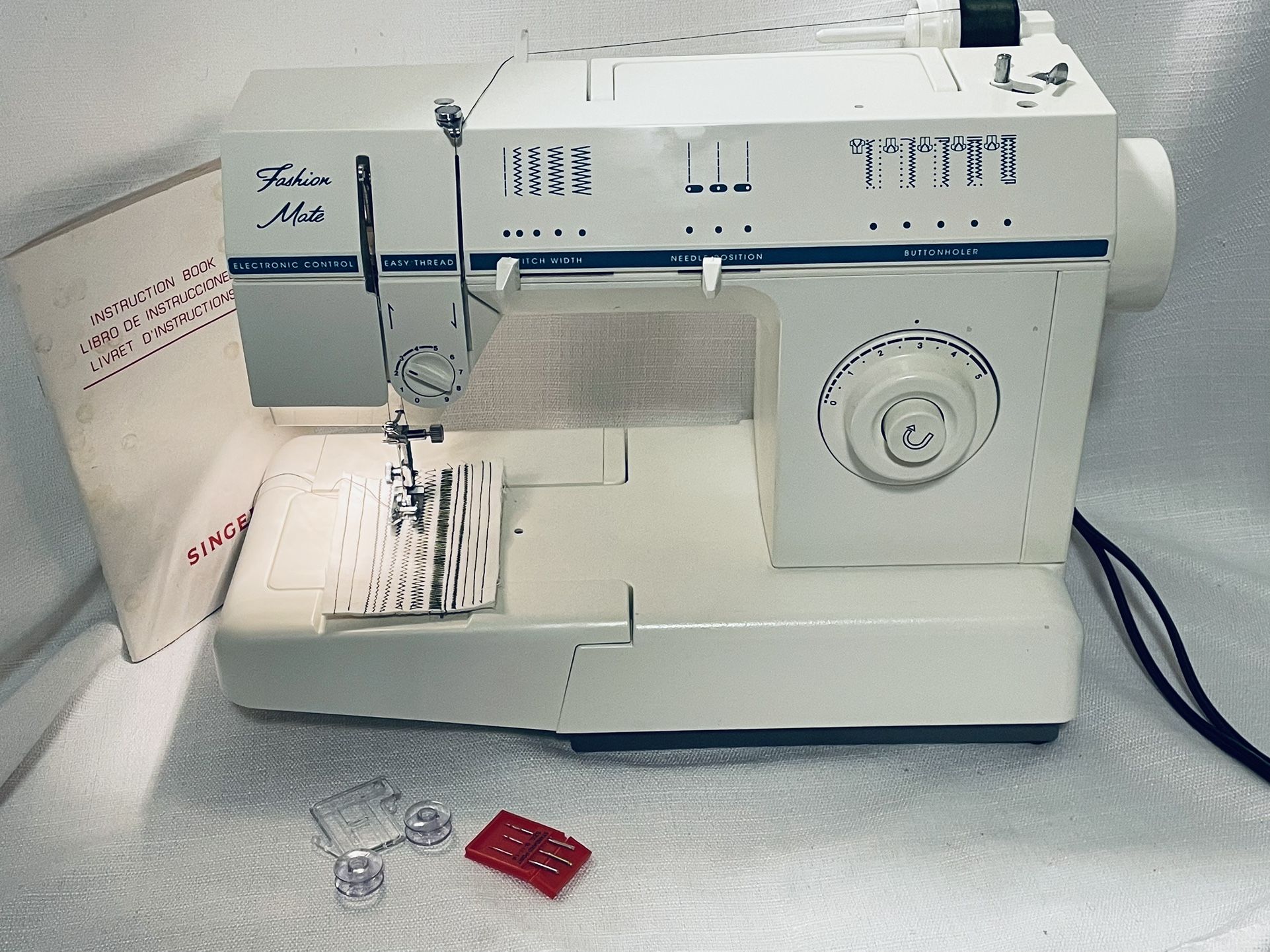 Easy To Use Singer Fashion Mate Model 621B Sewing Machine.