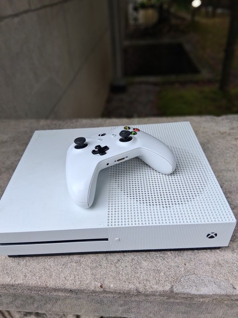 Xbox 1 S With A 1tb Of Memory