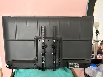 Hisense Flat Screen TV with Wall Mount