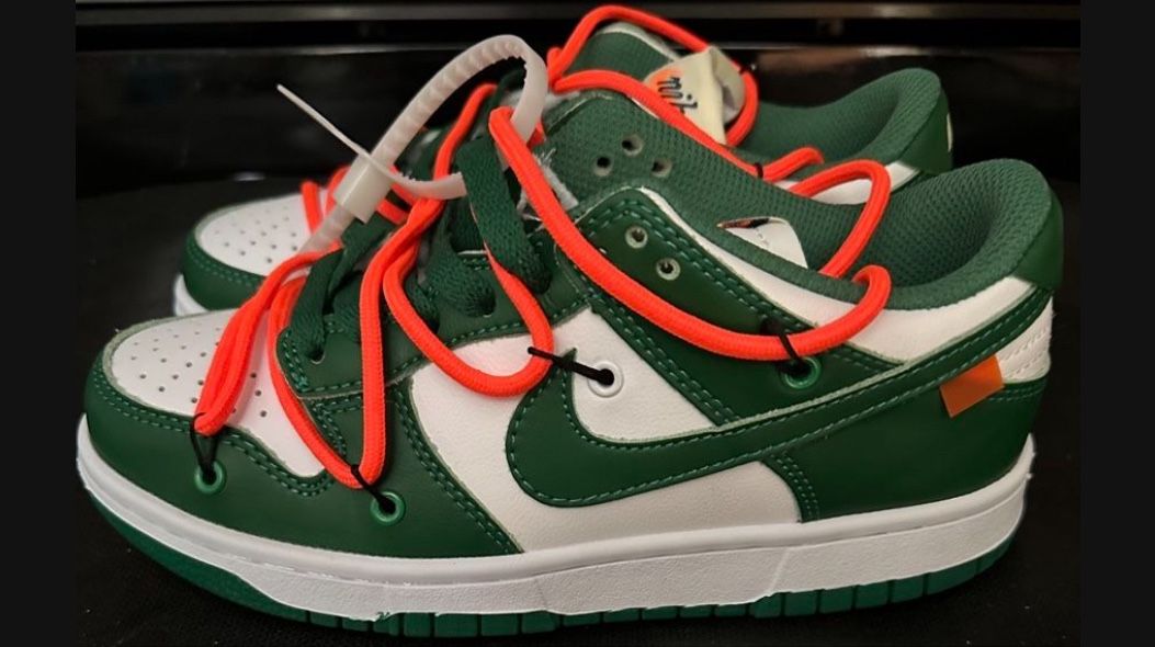 BRAND NEW   OFF-WHITE NIKE DUNK LOW Beaverton, Oregon USA C.1985 