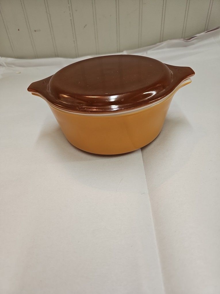 Vintage Pyrex #472 With Lid - Shelton 