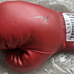 Muhammad Ali Signed Everlast Boxing Glove PSA DNA Graded GEM MINT 10