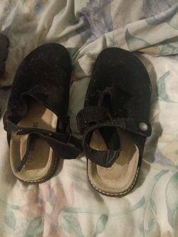 Black like new size 9 slip on shoes