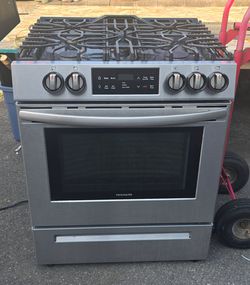 Frigidaire 30 in. 5 Burner Slide-In Gas Range
