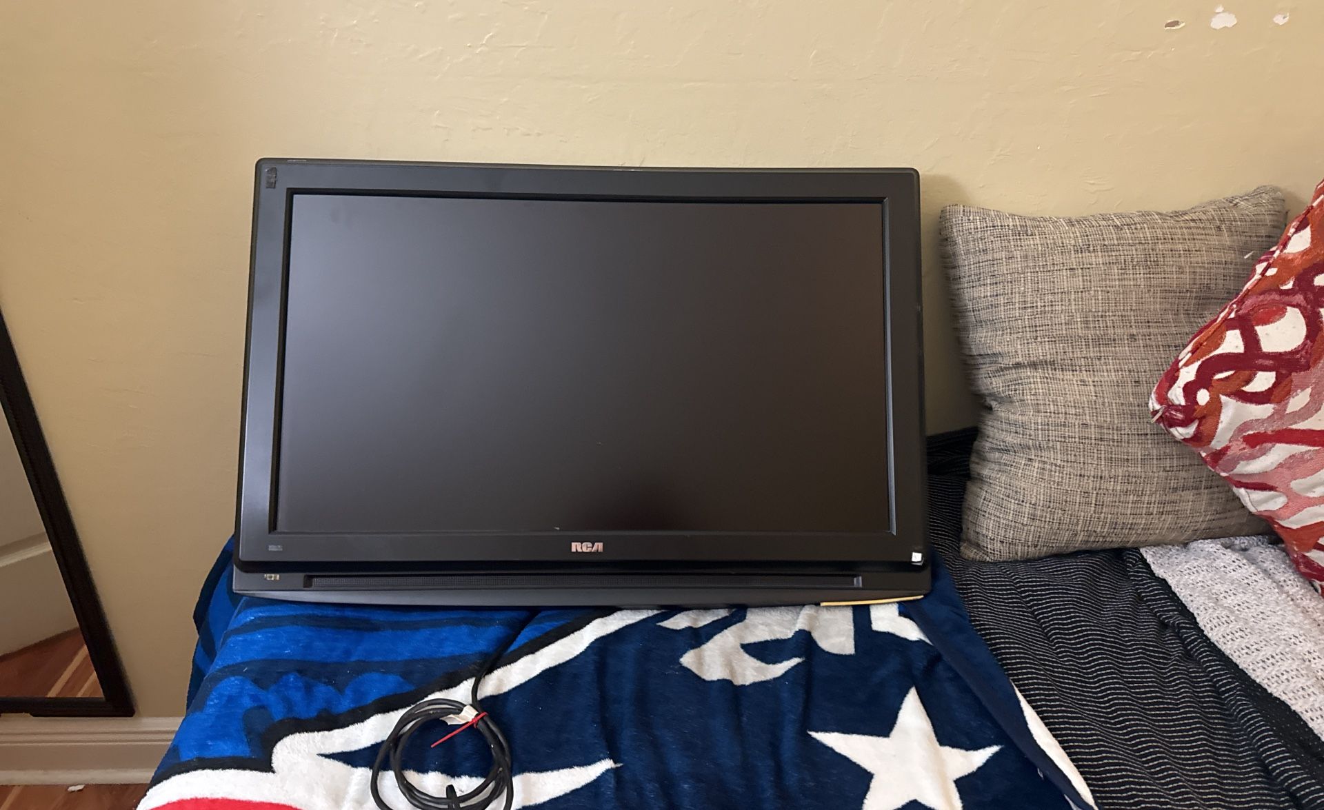 RCA 32” Model L32HD31YX16 No Stand Wall Mount