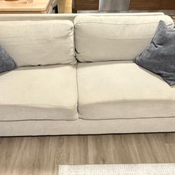 Furniture/ Seat Like Neww