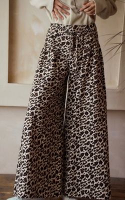 L Love wide-leg leopard print pants!