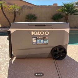 MaxCold Latitude 90 QT Rolling Cooler Chest Great Condition