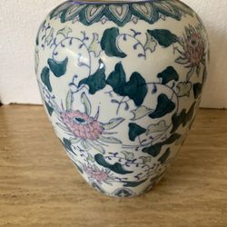 Chinese vase hand painted good condition