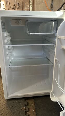 MAGIC CHEF MINI REFRIGERATOR