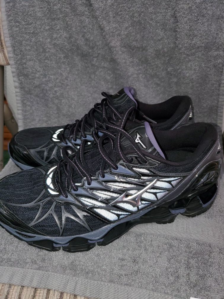Mizuno Wave prophecy 7 men's running shoes Black/silver 11 D us BRAND NEW  for Sale in Victorville, CA - OfferUp
