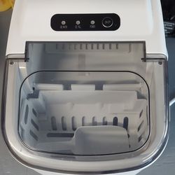 Counter top ice maker