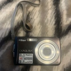 Nikon CoolPix 8.0 megapixels 2.5 inch LCD Camera