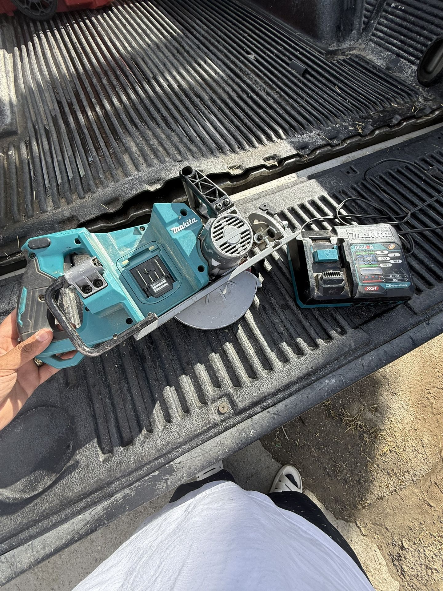 Makita 40v Saw + Charger