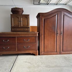 Armoire 2 Pieces (must be picked up)