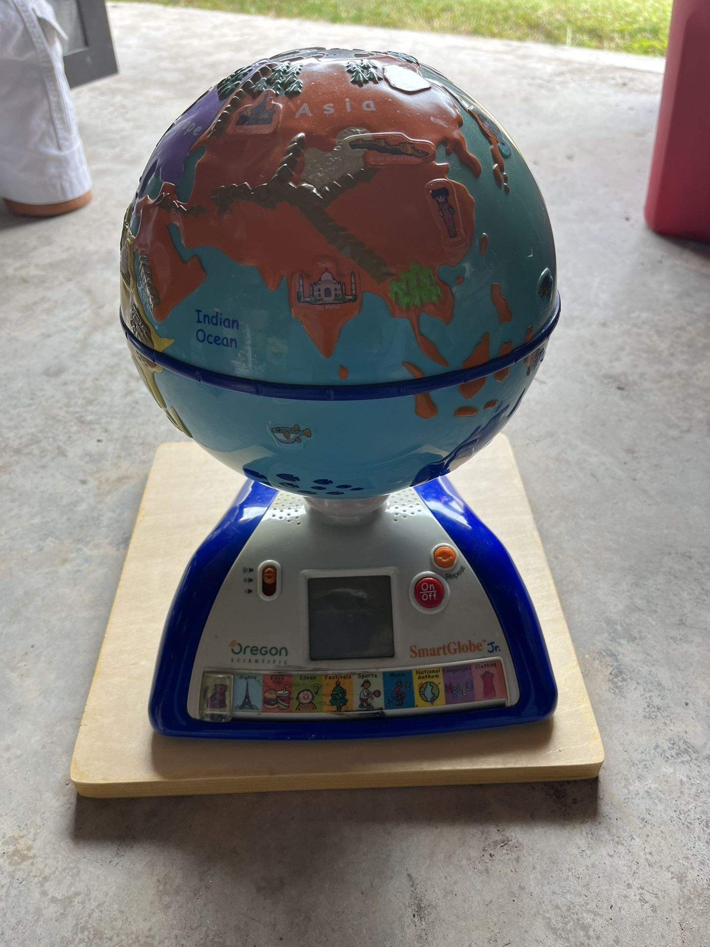 Oregon Scientific Smart Globe JR - Interactive - Touch - Educational.
