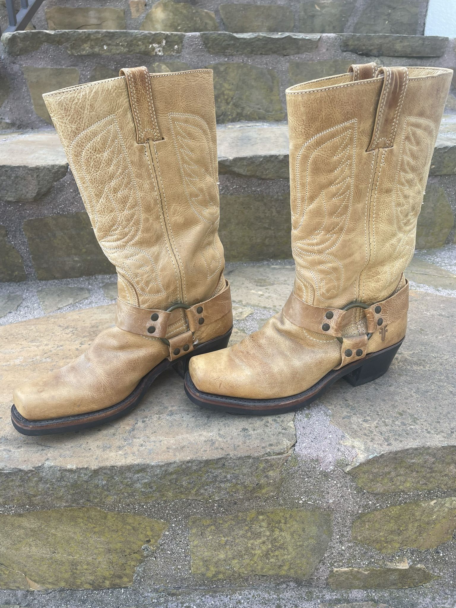 FYRE women’s Boot Pair Size 7 Med. Banana Light Color slightly used look brand new.