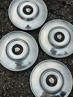 Set of 4 Chrome Hubcaps with Cat Emblem