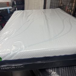 QUEEN SIZE TEMPURPEDIC PROADAPT (SOFT) MATTRESS & BOX SPRING BED SET