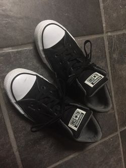 Men’s black converse Mens 8 womens 10 .