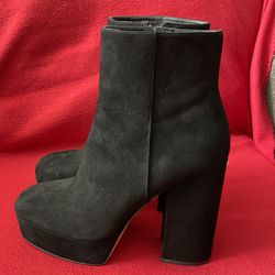 Women’s boots size8 b