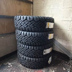 235 75 15 GoodYear New Set of 4