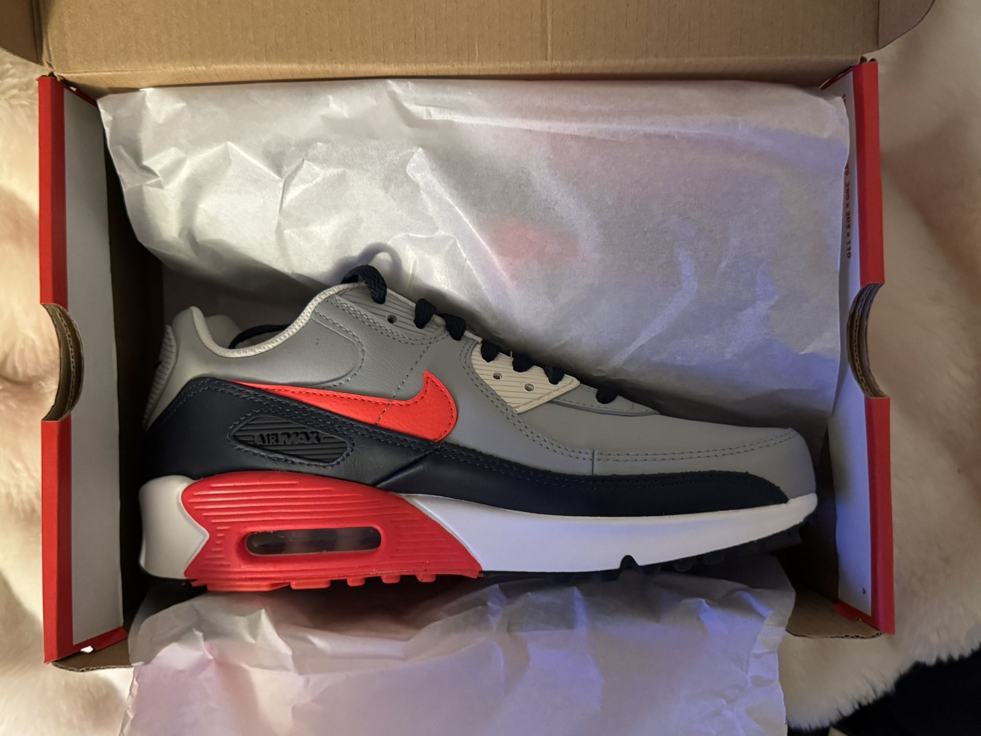 Nike Air Max 90 LTR Size Youth / Men 7 or Women’s 8-8.5