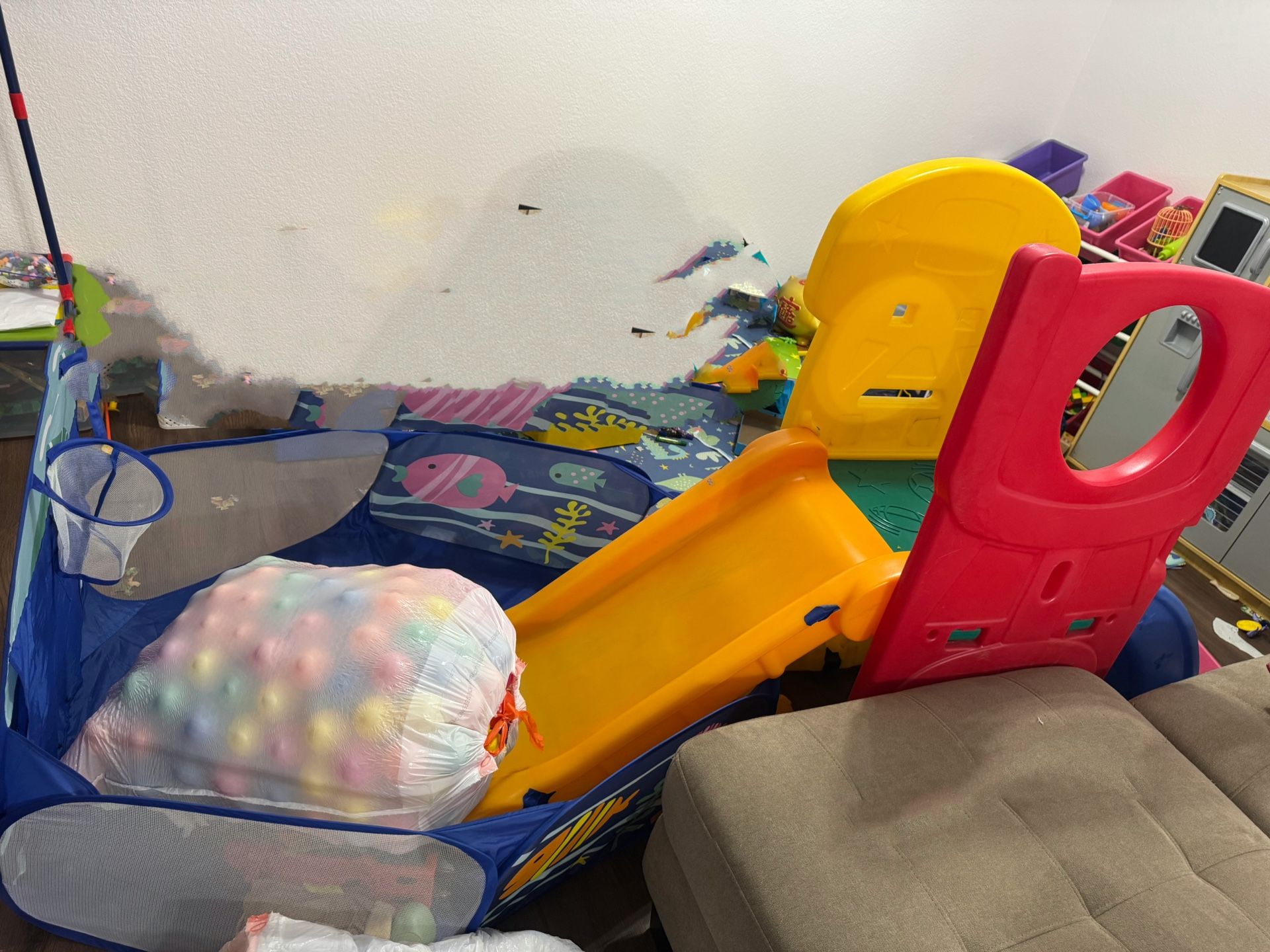 Kids Slide and 400-500 Balls