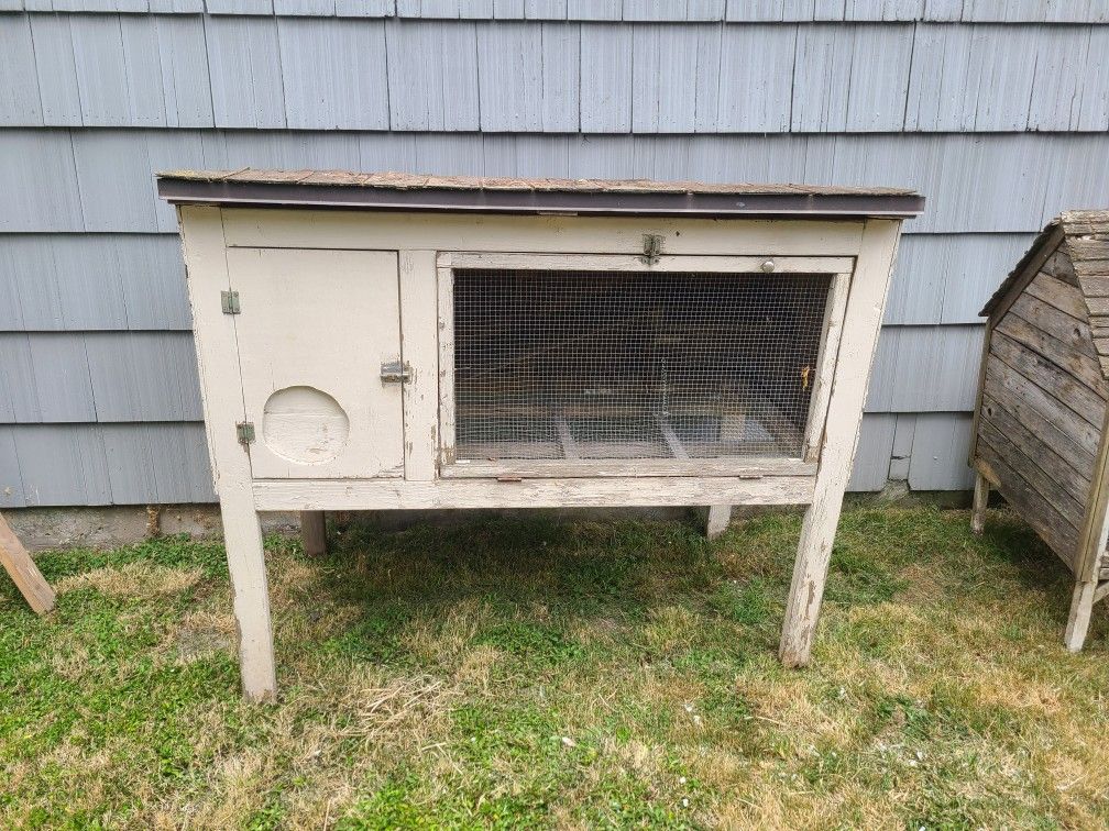 Rabbit Hutch - Wood Shingles