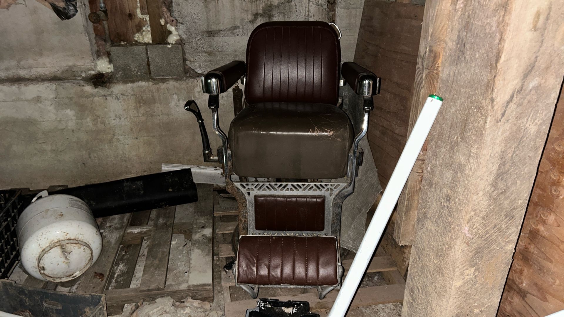Antica Barber share