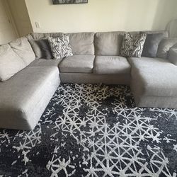 Modern U-Shaped Sectional Couch – Spacious & Comfortable