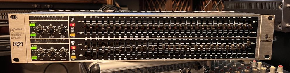 BEHRINGER ULTRAGRAPH PRO ULTRA-MUSICAL 31-BAND GRAPHIC EQUALIZER WITH FBQ FEEDBACK DETECTION SYSTEM MODEL FB03102