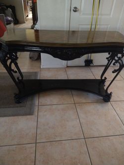Entrance/Coffee Table