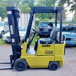 Reconditioned. 3000lb  Clark  Forklift 