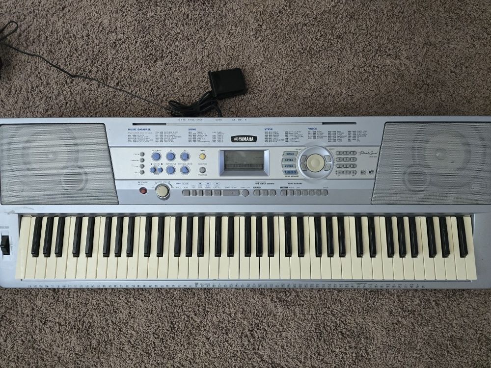 Yamaha DGX-202 76-Key Electronic Piano Keyboard – Silver - Works Great!