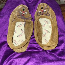 Minntonka Size 8 Moccasins, Ladies...