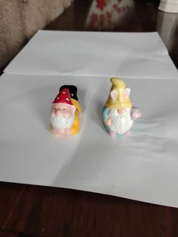 Vintage cracker barrel mini salt and pepper shakers